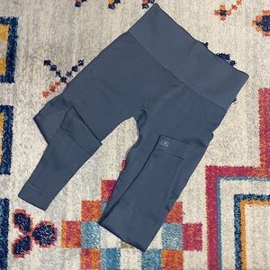 SET active seamless leggings, blue grey in color.